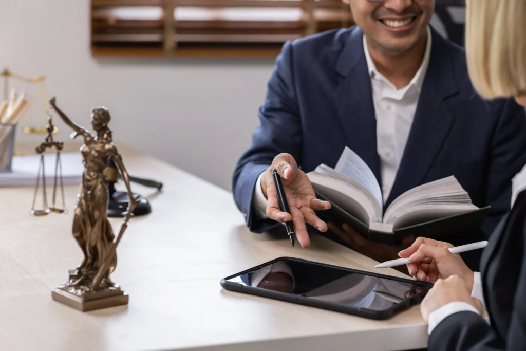 불법사채 금융범죄 상담하고 있는 모습