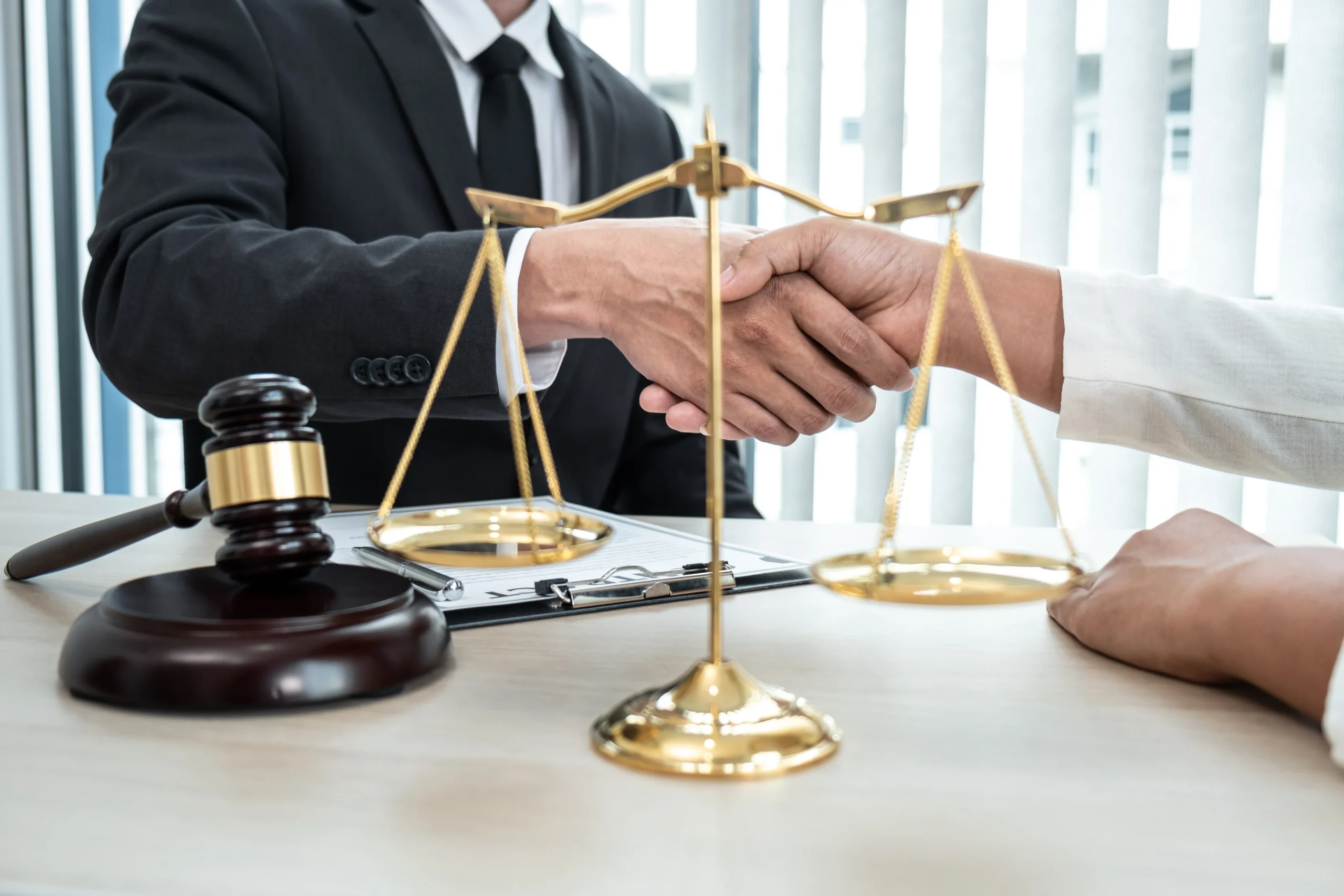 불법사채 금융범죄예방센터 서로 악수하는 모습