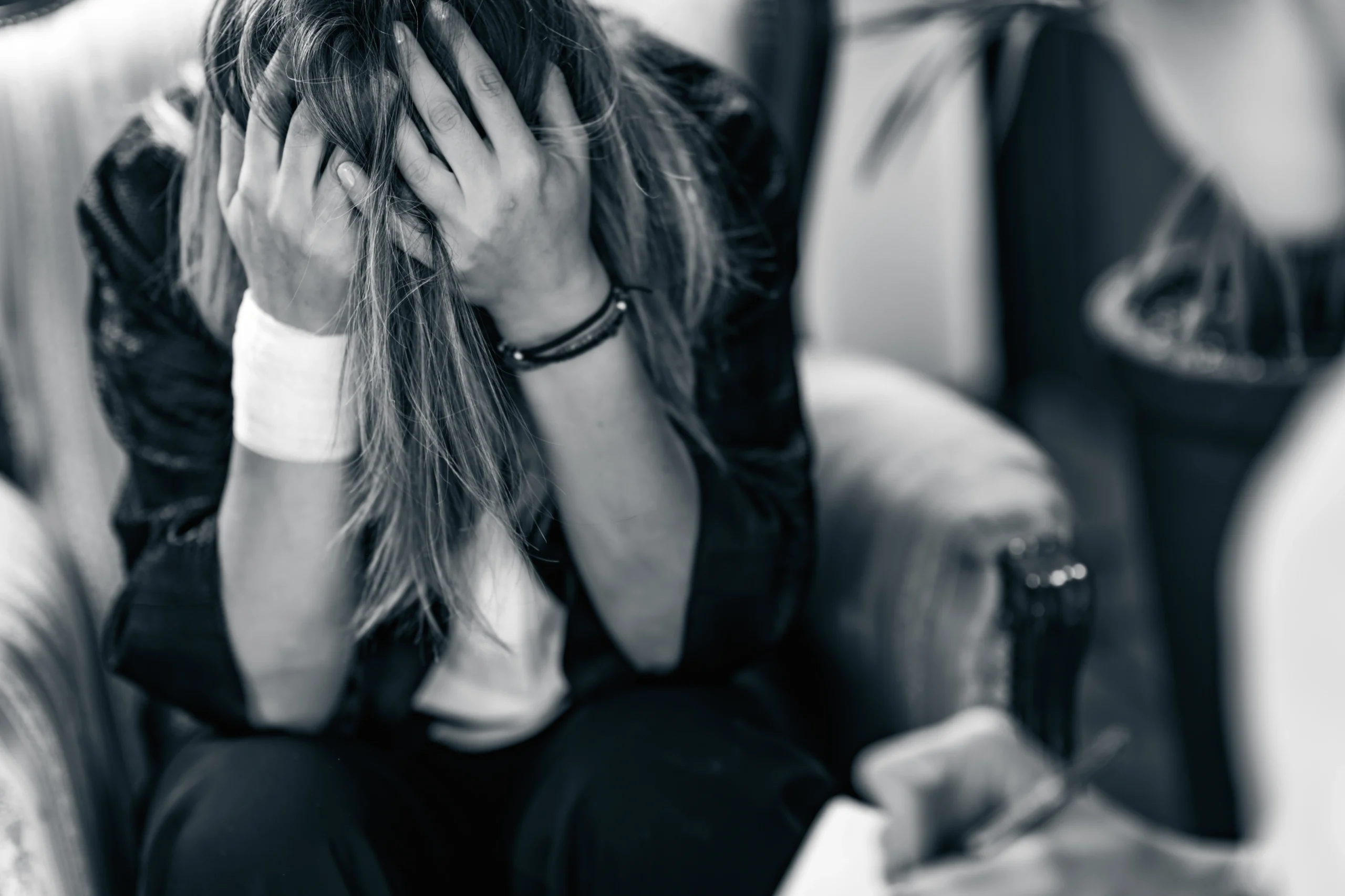 불법사채로 인해 고통받고 있는 모습